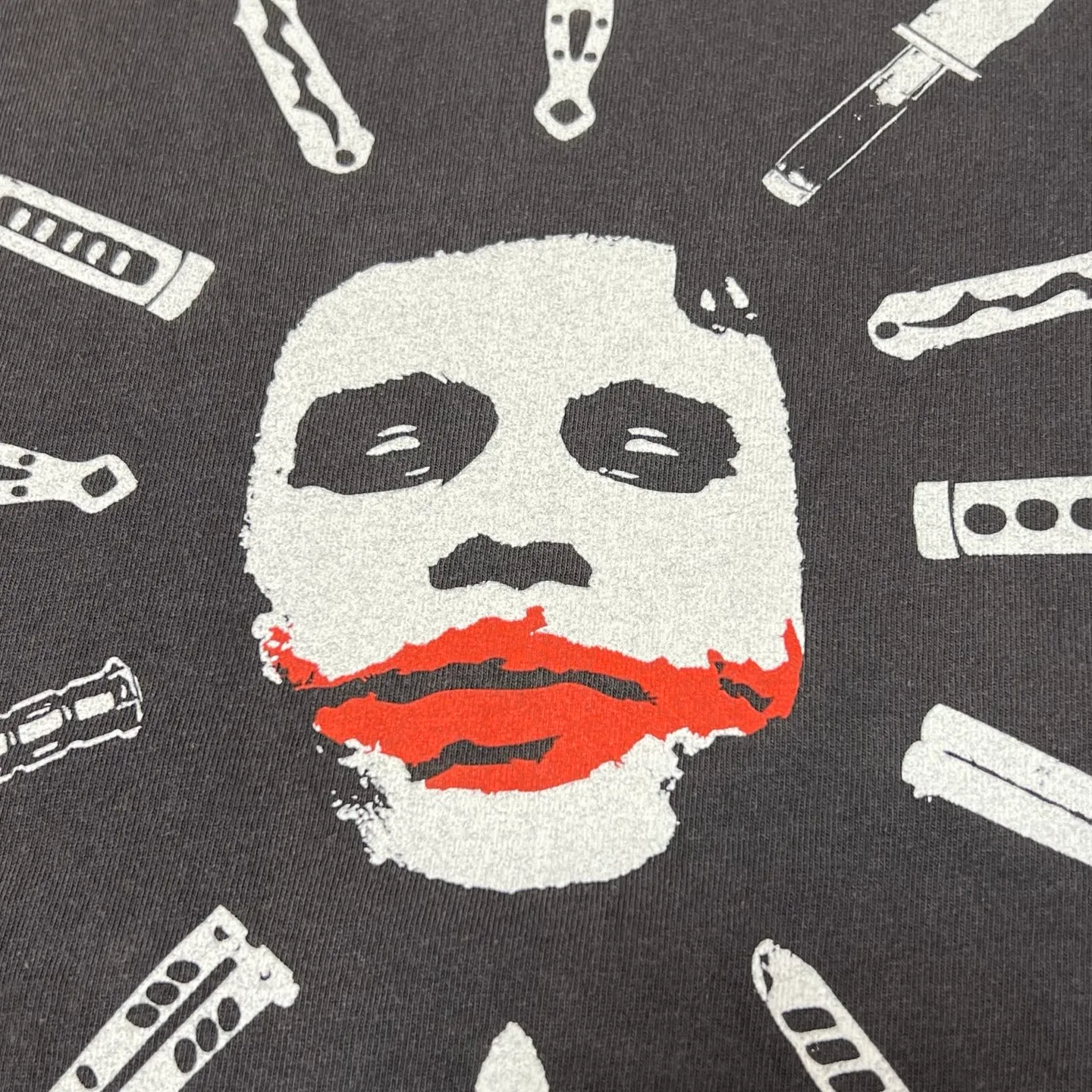 ⚠️This season's most important Batman-Joker IP collaboration SAINT Mxxxxxx x The Dark Knight BTM SS TEE/LIP/BLACK Dark Knight Batman collaboration Joker's Kiss/Joker Dagger retro distressed short-sleeves Washed black S-XL Assute ready-to-wear dyeing Ma Liu faded Re-washed to make old Genuine proofing Custom-made correct main mark Washed mark Differences see pictures and goods Top-notch printing technology God restores every detail of the original product